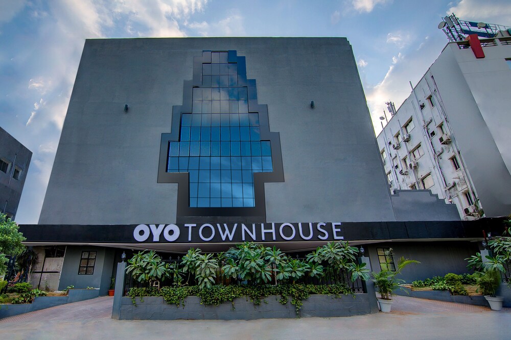 Super Townhouse Lakdikapul — 4-Star Luxury Hotel in Hyderabad, India