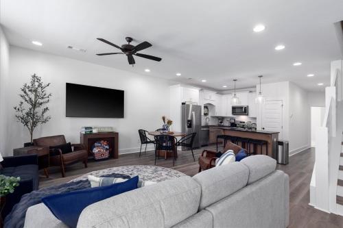 Modern Comfort Near AU l Perfect for Families & Fans in Auburn, United States