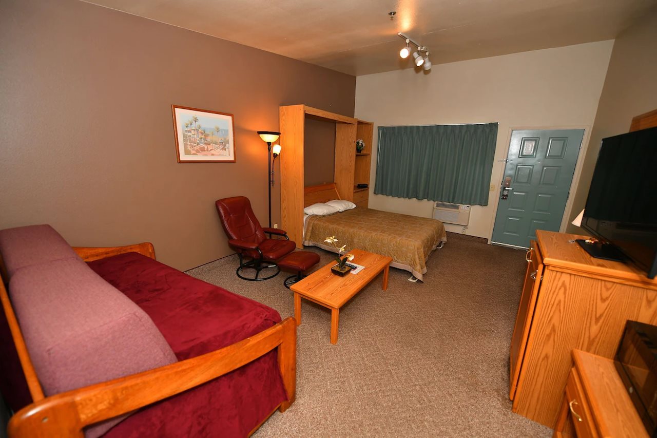 Costa Mesa Inn - photo 11