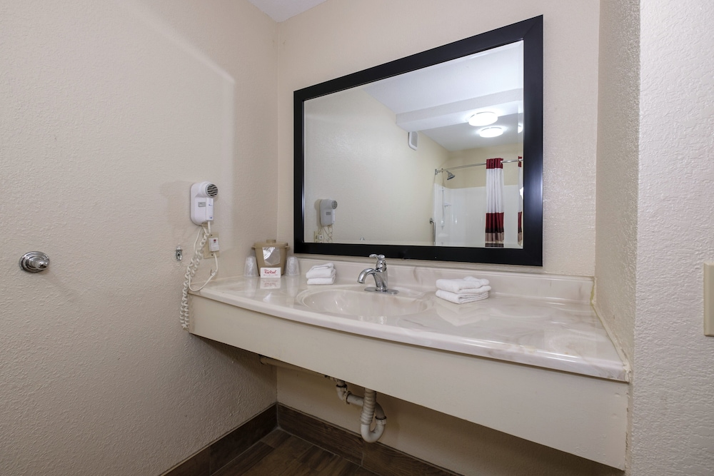 Red Roof Inn Columbus MS - photo 18