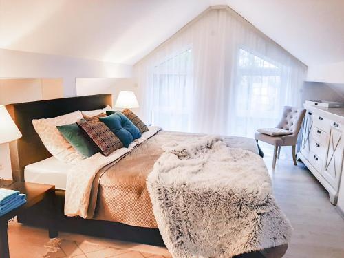 Gelbe Koffer Große Design Maisonette in Schiffweiler Nähe See & Wald 2 Parkplätze Self Check in bis 6 Pers — 4-Star Luxury Hotel in Schiffweiler, Germany