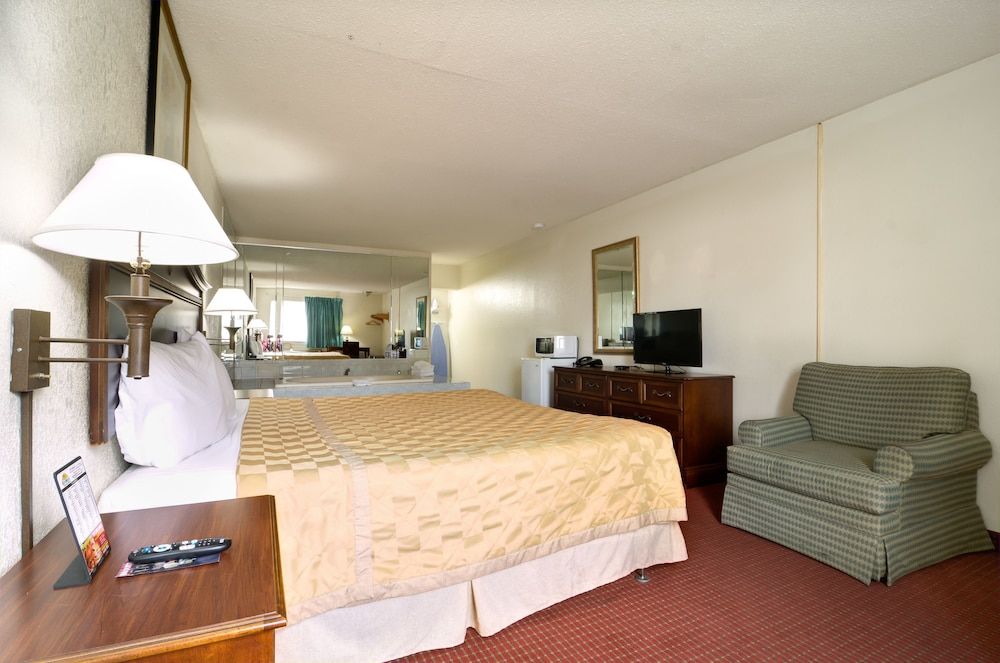 Econo Lodge Oyster Point - photo 20