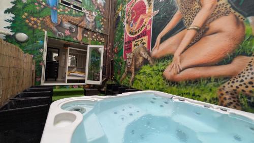 The Brighton Parlour with Hot Tub in Brighton, United Kingdom