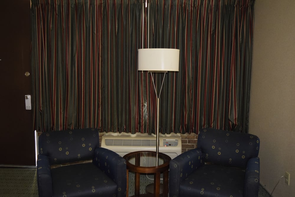 Landmark Inn Hartsville - photo 15