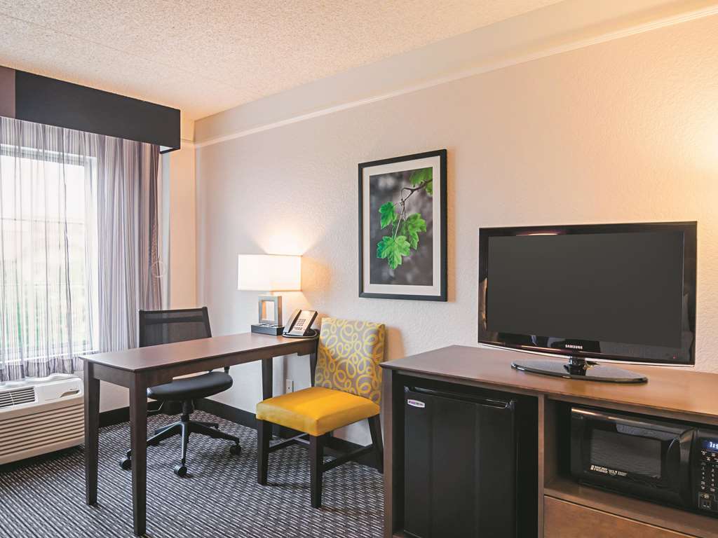 La Quinta Inn & Suites by Wyndham Denver Airport DIA - photo 30