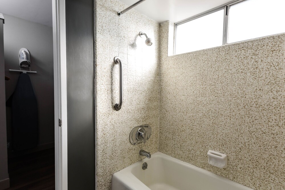 Vagabond Inn Oxnard - photo 17