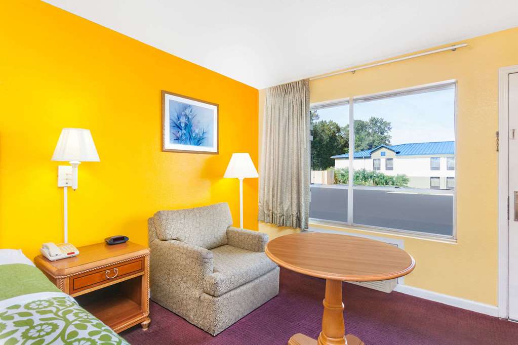 Days Inn by Wyndham Jacksonville - photo 4