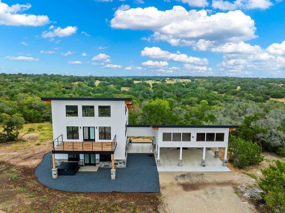 Hill Country Escape W views Plus Hot tub and Pet Friendly — hotel in Kerrville
