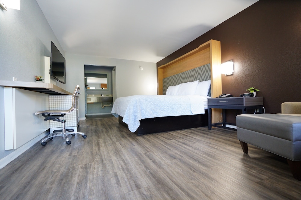 Columbus Inn and Suites - photo 9
