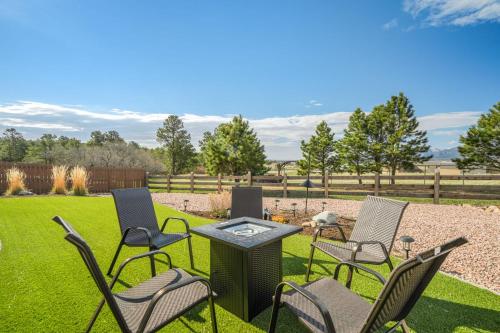 Mountain Breeze Villa w Mountain Views and Air Hockey — 4-Star Luxury Hotel in Monument, United States