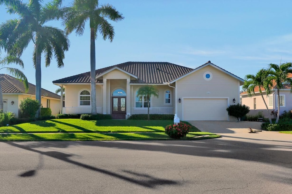 Waterfront home with pool spa and walk to beach — 4-Star Luxury Hotel in Marco Island, United States
