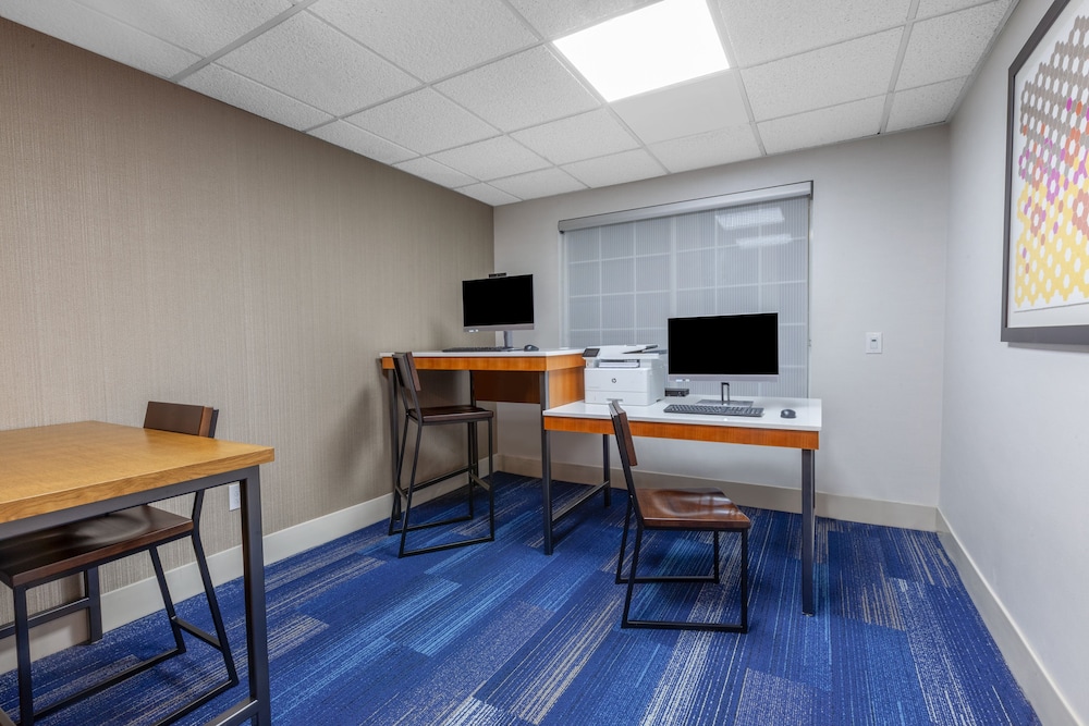 Holiday Inn Express Hotel & Suites Woodhaven by IHG - photo 45