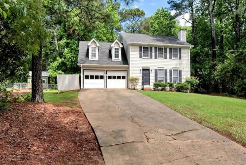 4BR Cozy Family Retreat Near Mall of GA Near Lake Lanier Sleeps 10 — hotel in Suwanee