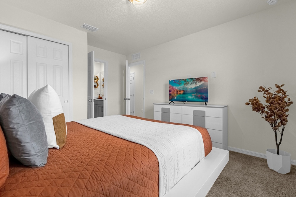 Upstay Solara Resort Retreat w Pool and Hot Tub - photo 35