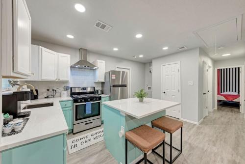 Pink Fun Home Minutes to Downtown AUS — 4-Star Luxury Hotel in Austin, United States