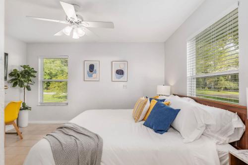 Serenity Terrace King Bed Lounge & Coffee Bar — hotel in Alachua