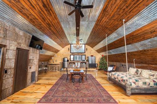 Petting Zoo Hot Tub 15 acres stream & Romance — hotel in Sugar Grove