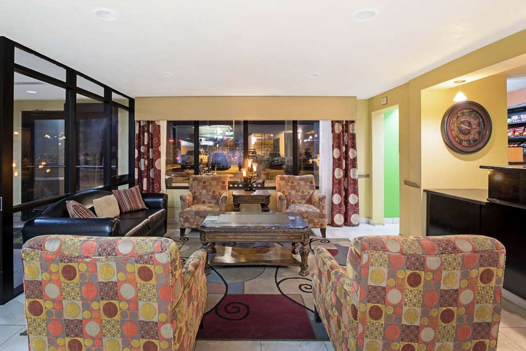La Quinta Inn & Suites by Wyndham Salina - photo 8