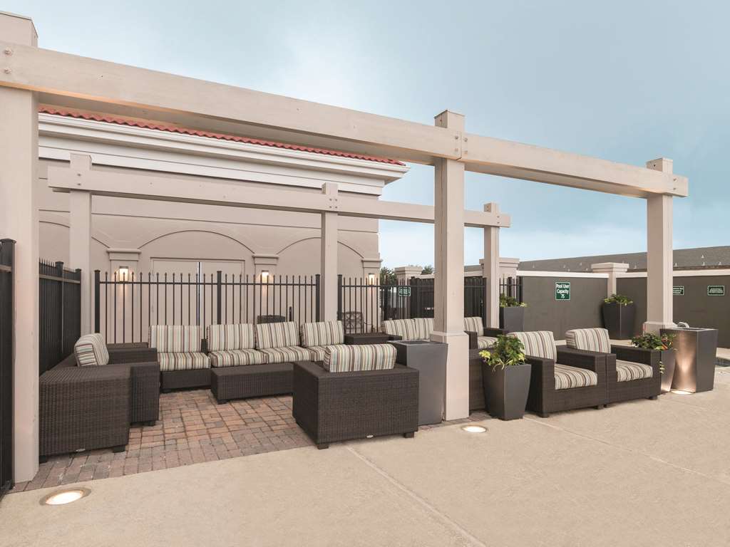 La Quinta Inn & Suites by Wyndham Arlington North 6 Flags Dr - photo 2