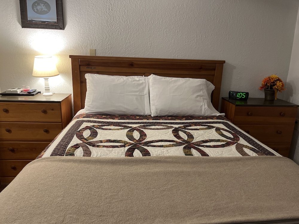 Musky Joes Twin Pines Resort — Hayward