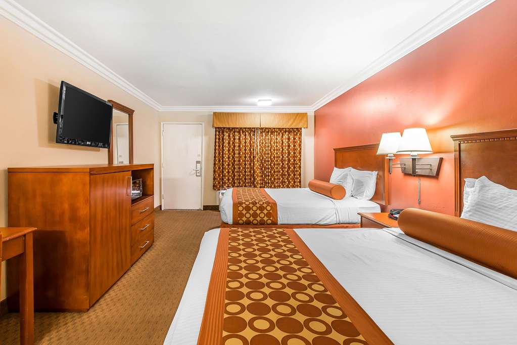 Rodeway Inn & Suites Canyon Lake Menifee West - photo 18