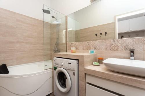 Super Cozy 2BR Apartment In Vake By Wehost