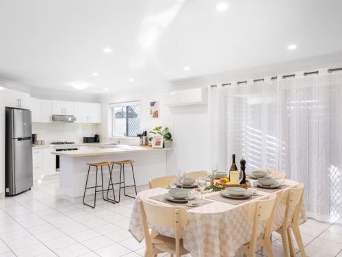 Private and Spacious 4BR Home with Parkview 5mins to Mall — 4-Star Luxury Hotel in Doolandella, Australia