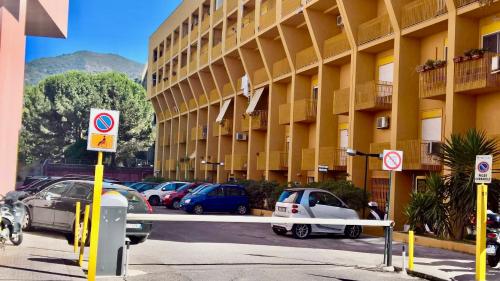 Yellow House — 4-Star Luxury Hotel in Cefalu, Italy