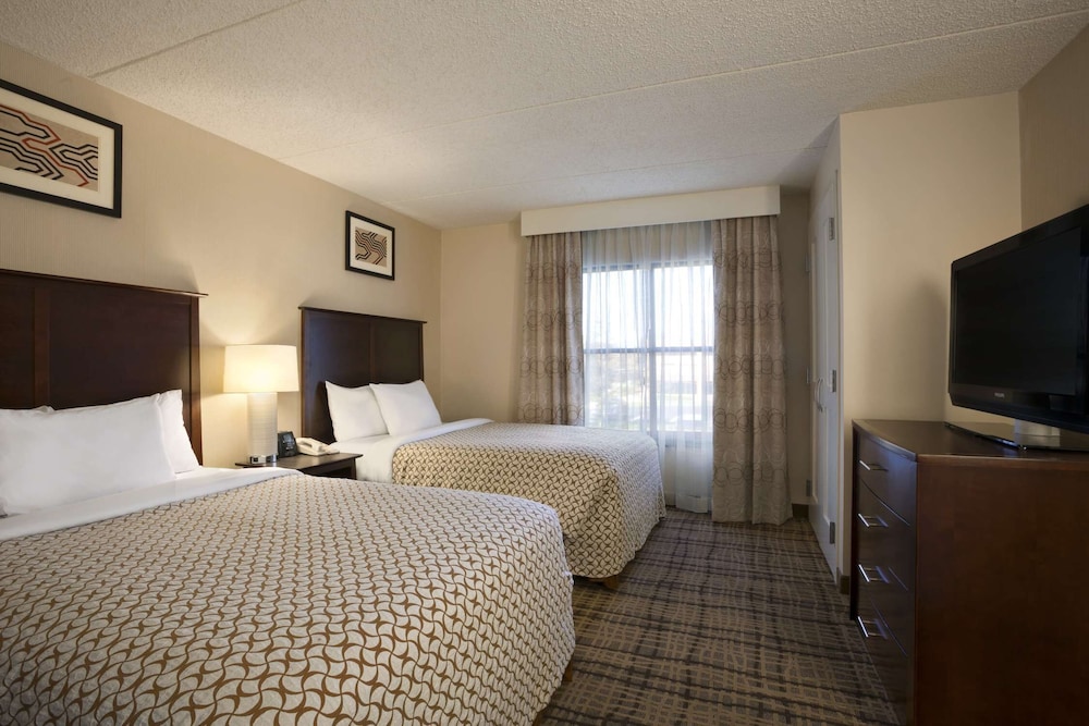 Embassy Suites by Hilton Cleveland Beachwood - photo 10