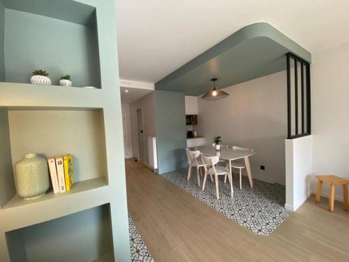 Quai des Cordeliers balcon et vieille ville in Annecy, France