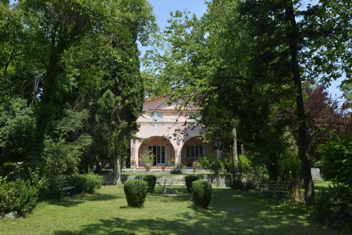 The Villa Averoff — 4-Star Luxury Hotel in Mantoudi, Greece
