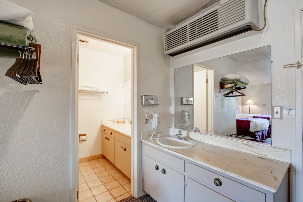 Desert Hot Springs Spa Hotel - photo 17