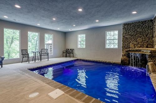 Tranquility Hollow Indoor Pool Game Room 560 FREE tickets each paid day — 4-Star Luxury Hotel in Sevierville, United States