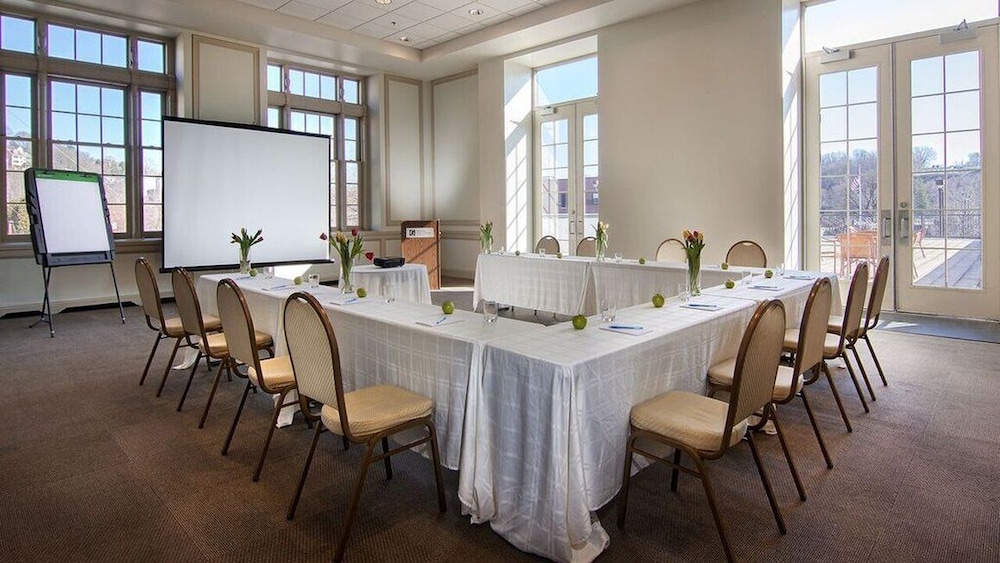 Grand Eastonian Hotel & Suites - photo 48