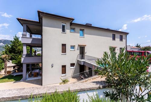 Apartments Vugrinec with Terrace — 4-Star Luxury Hotel in Baska, Croatia