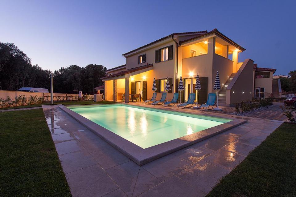 Luxury Villa Olivia with Pool 200m From the Beach — 4-Star Luxury Hotel in Medulin, Croatia