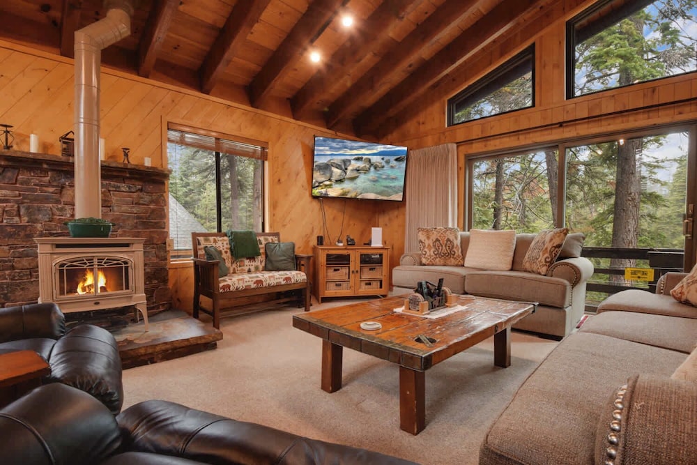 Lake Tahoe Treasure Minutes From Beach & Skiing — hotel in Homewood