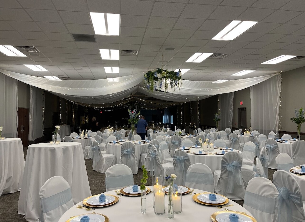 Cardinal Inn & Event Center - carbon neutral hotel in Albion