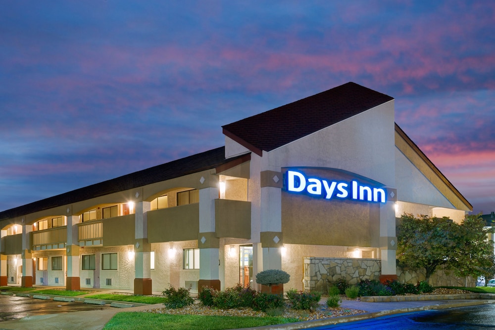Days Inn by Wyndham Overland Park Metcalf Convention Center - photo 15