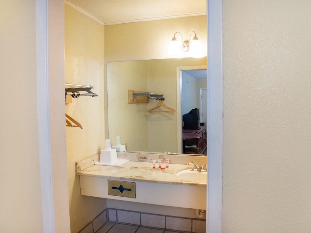 Luxury Inn and Suites Amarillo - photo 11