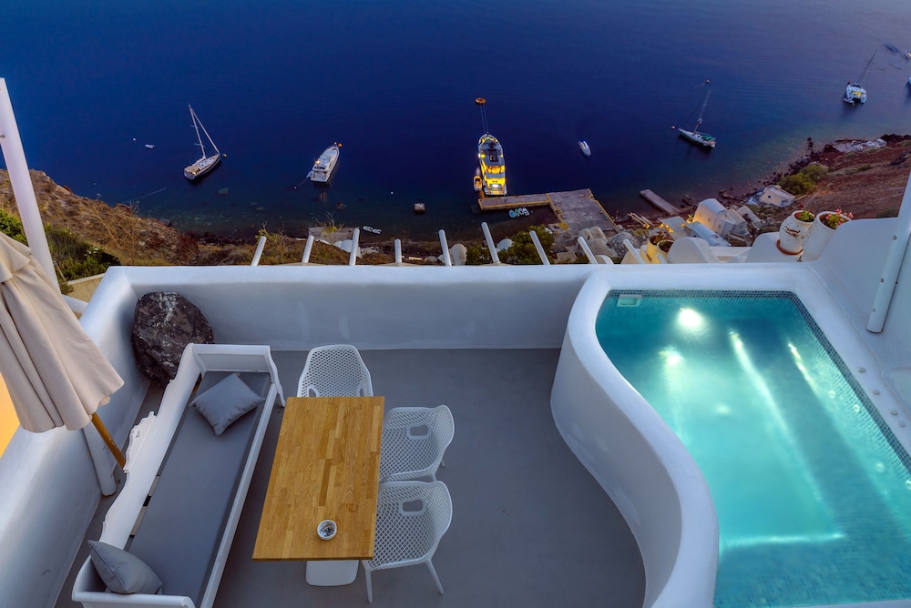 Allure Breeze Suites — 4-Star Luxury Hotel in Oia, Greece