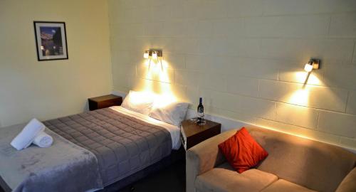 Charles Sturt Motor Inn in West Wyalong, Australia