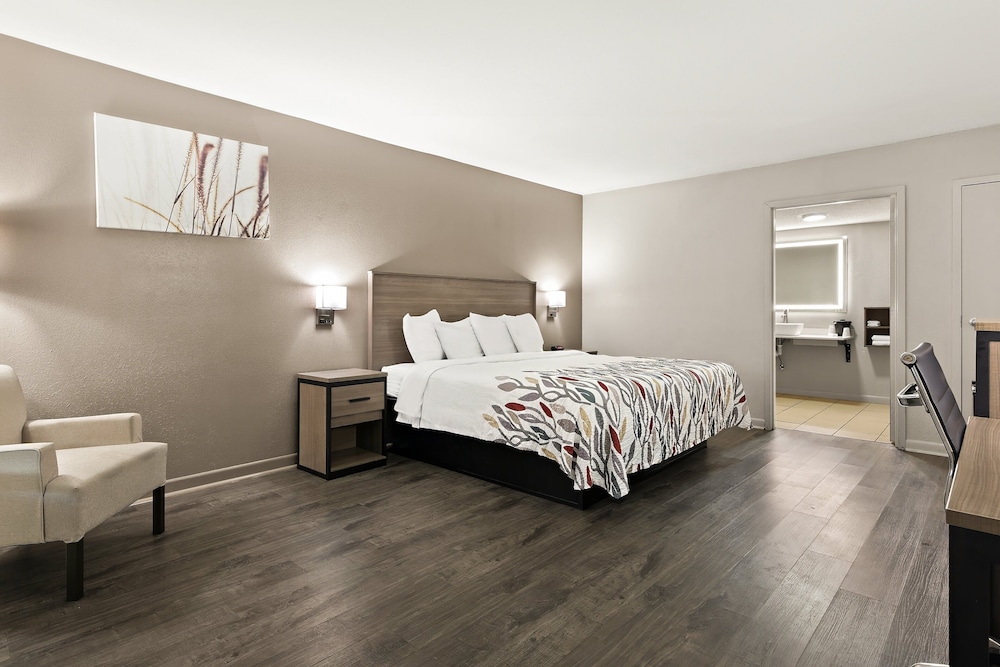 Red Roof Inn & Suites Monroe NC - photo 16