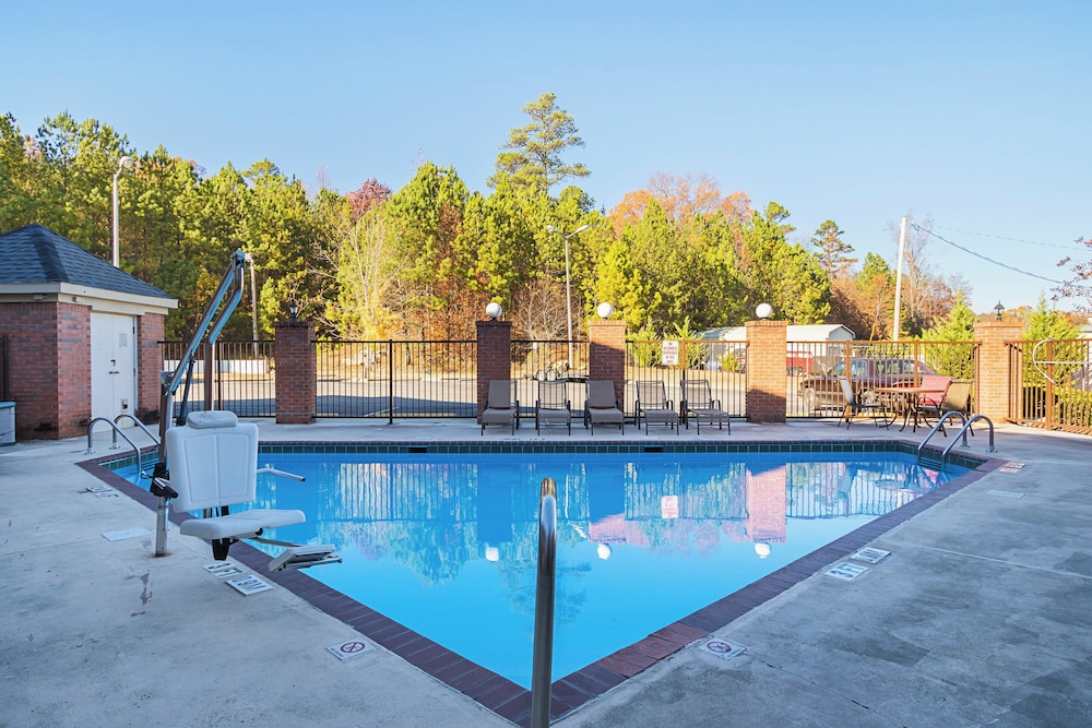 Red Roof Inn & Suites Scottsboro - photo 35