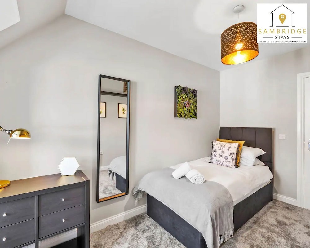 The Penthouse 3 Bedroom Apartment by Sambridge Stays — 4-Star Luxury Hotel in Watford, United Kingdom
