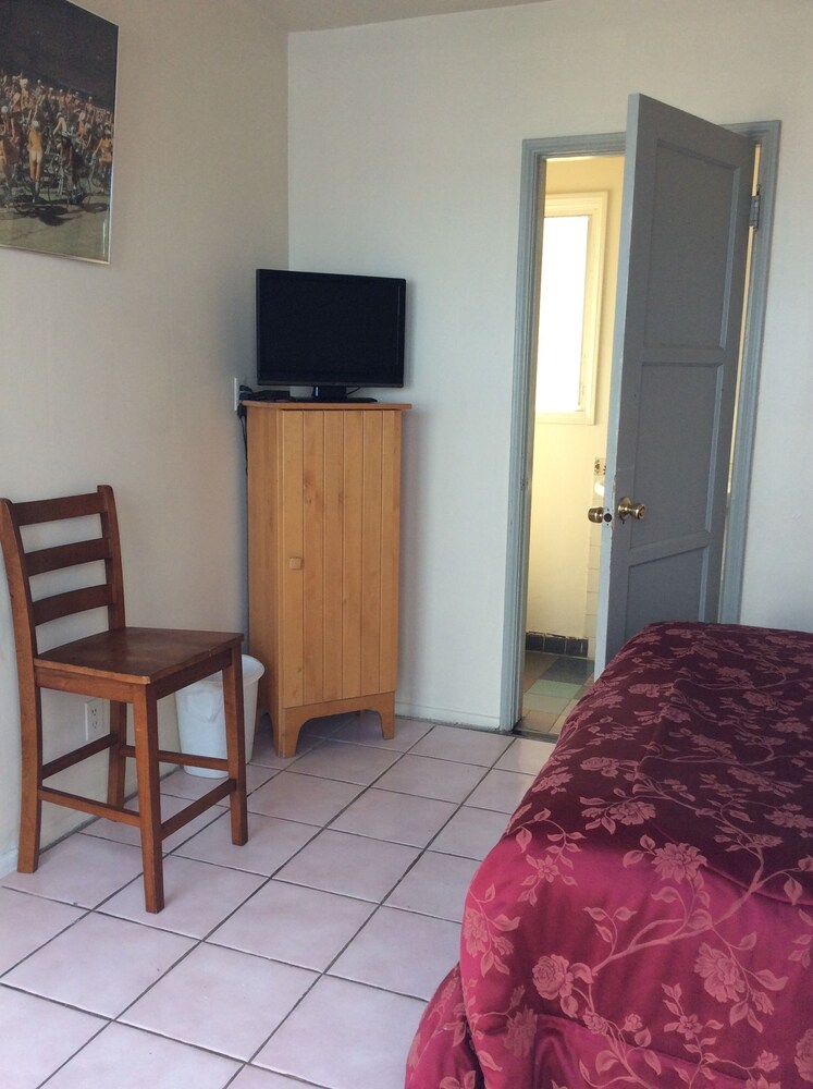 Pavilions Motel - photo 12