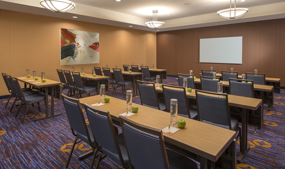 Courtyard by Marriott Grand Rapids Airport - photo 33