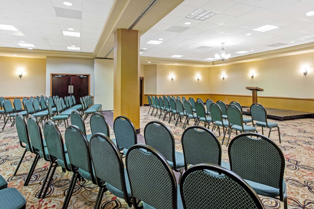 DoubleTree by Hilton Salisbury - photo 39
