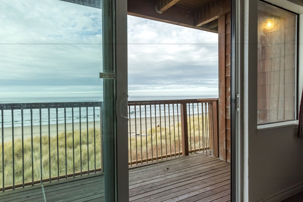 Cozy Cove Beachfront Resort Inn - photo 30