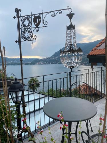 Romantic Room AL RIFUGIO DEI SOGNI terrazza con vista lago mozzafiato — hotel in Blevio
